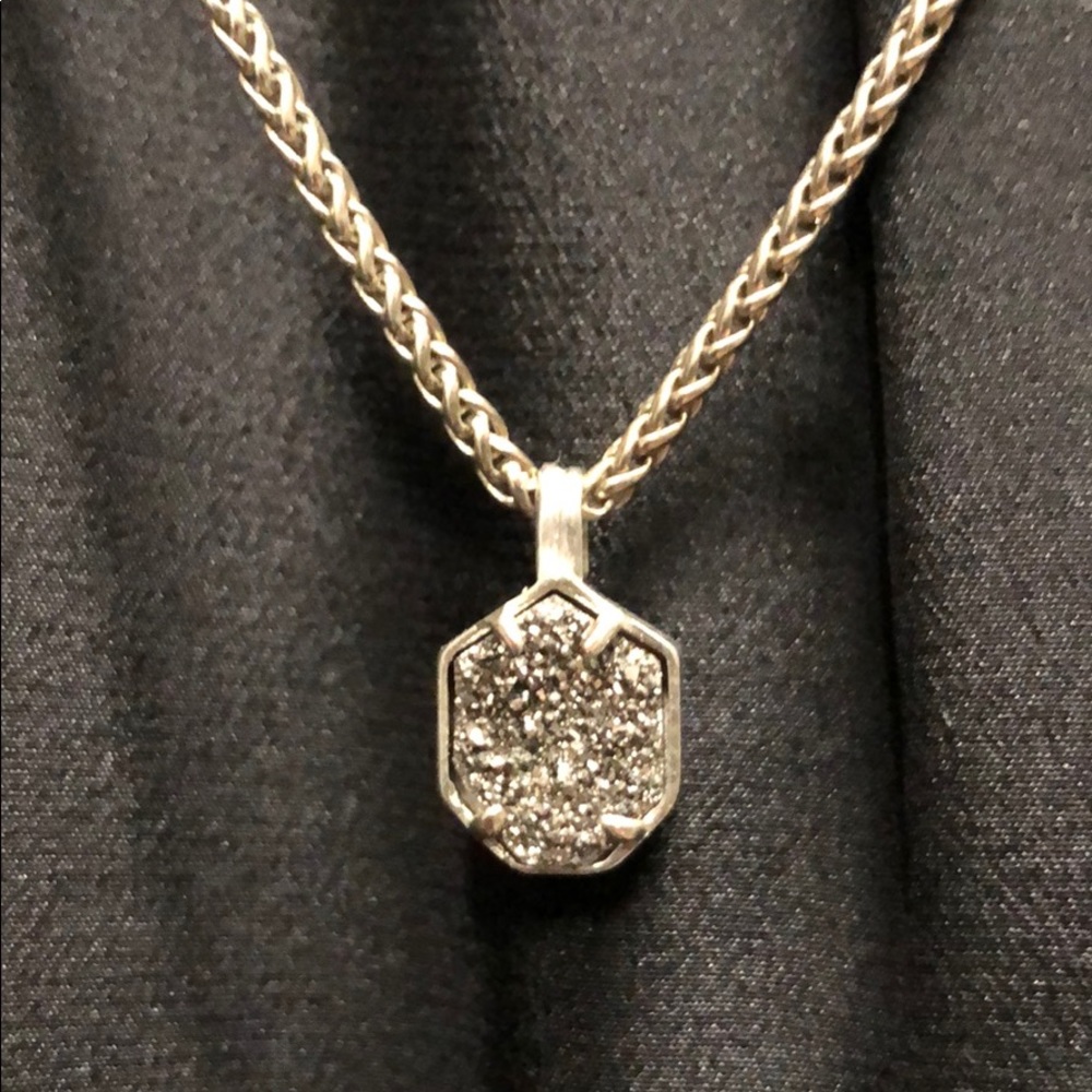 Kendra Scott necklace